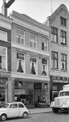 <p>Foto van Oudestraat 36 uit 1965. De begane grond was in gebruik als kunsthandel-lijstenmakerij van Klaas Kanis (beeldbank RCE). </p>
